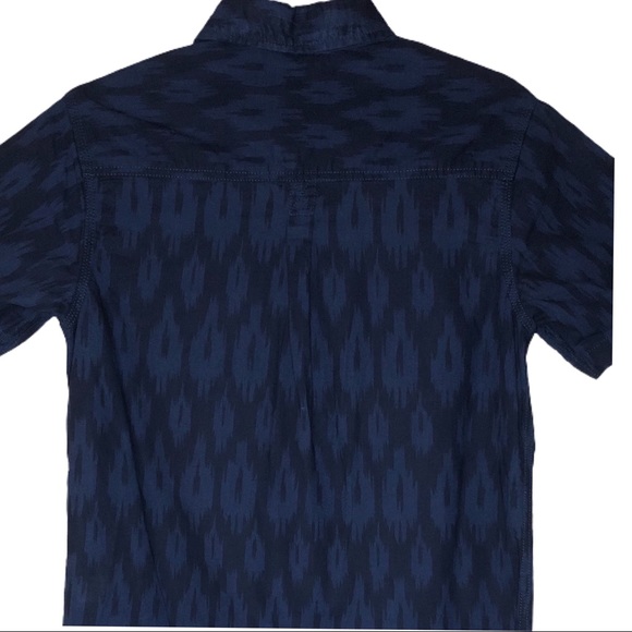 Earthbound Trading Blue Button Down Shirt Men’s Small Ikat Animal Print Cotton - Picture 4 of 7